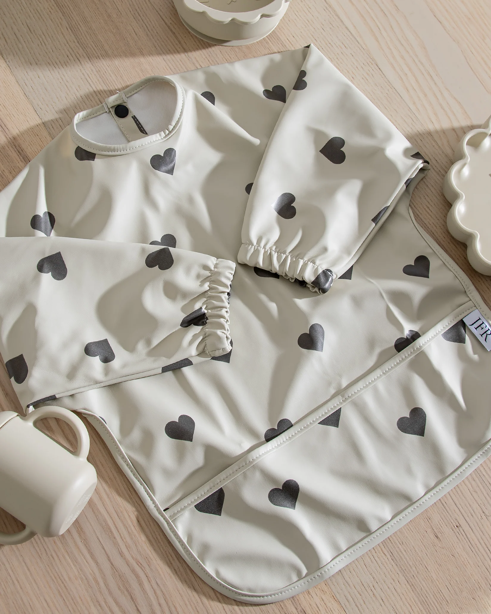 Långärmad Haklapp - Beige med hjärtan - Image 2