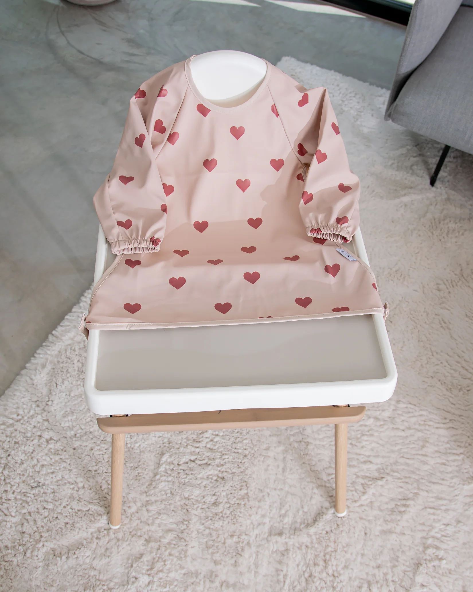 Långärmad Haklapp Med Förkläde - Rosa med hjärtan - Image 3